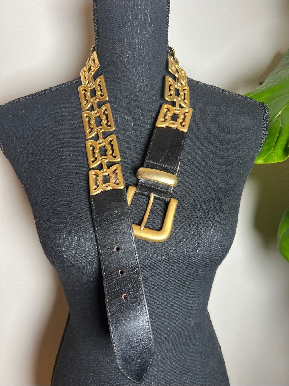 ESCADA Avignon Vintage Black Leather Gold Buckle Decorative Square Chain Link S